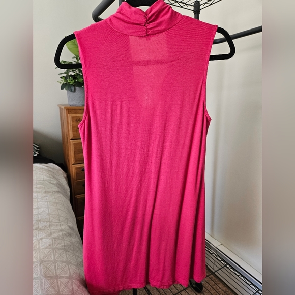 V neck sleeveless tunic top in beautiful raspberry color, size M - Picture 2 of 6